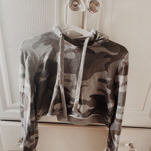 CROPPED HOLLISTER CAMO HOODIE